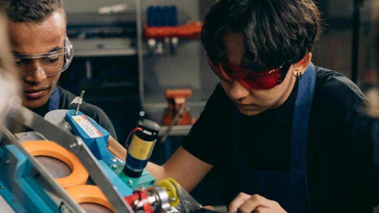 Alternance en plomberie : avantages, salaire et insertion professionnelle