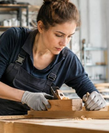 Métier manuel bien payé pour femme : quelles formations pour accéder à ces métiers ?