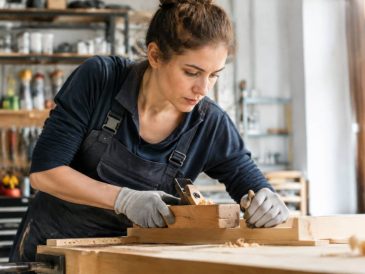Métier manuel bien payé pour femme : quelles formations pour accéder à ces métiers ?