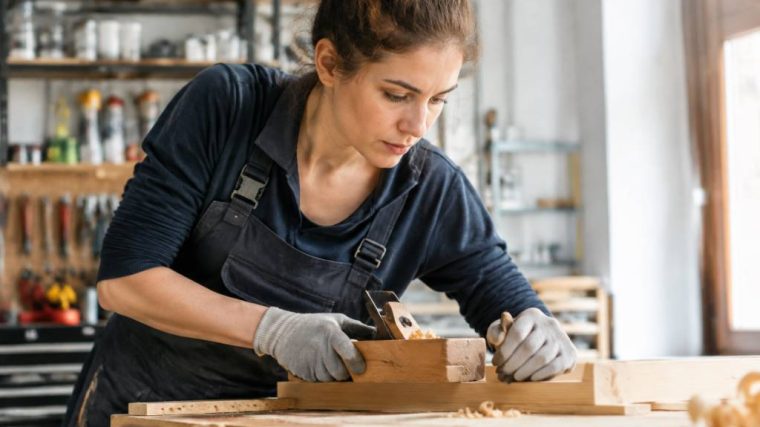 Métier manuel bien payé pour femme : quelles formations pour accéder à ces métiers ?