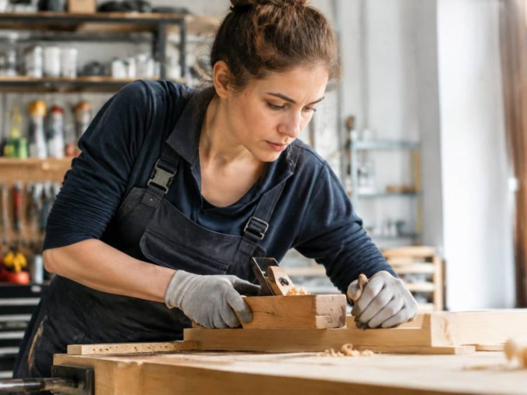 Métier manuel bien payé pour femme : quelles formations pour accéder à ces métiers ?