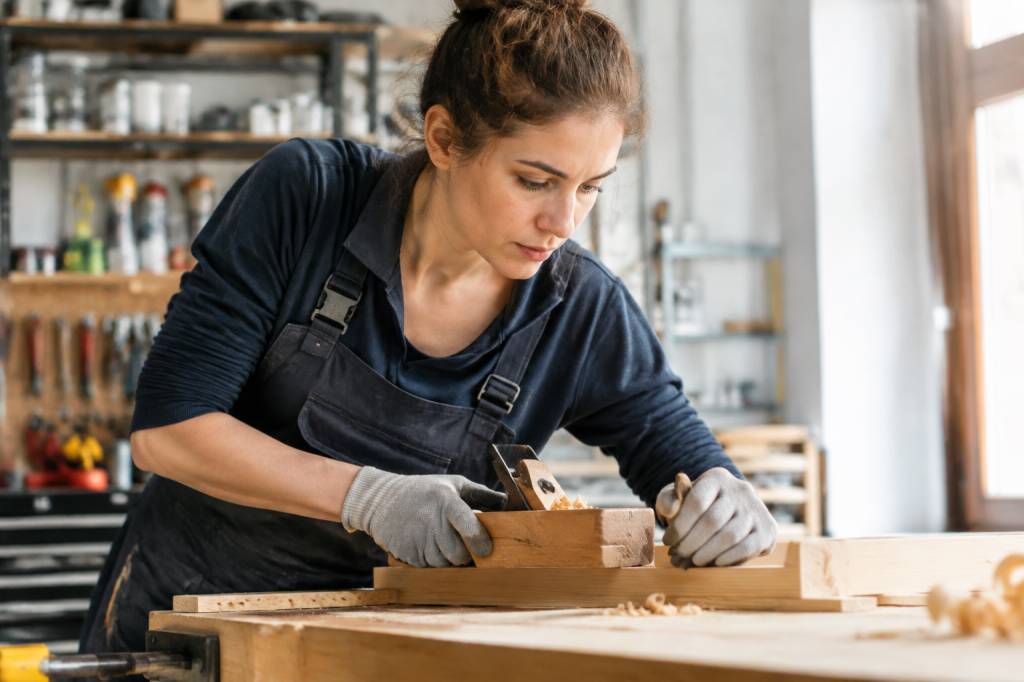 Métier manuel bien payé pour femme : quelles formations pour accéder à ces métiers ?